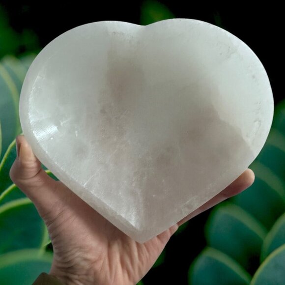 Selenite Charging Heart Shape Bowls Crystal Cleansing XL Huge Size Over 1.5 lbs. - Picture 5 of 7